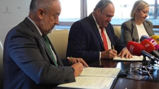 Firma del convenio. Foto: JCCM.
