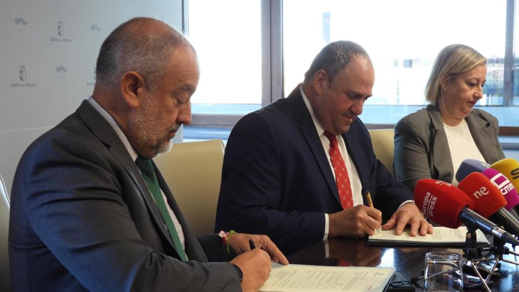Firma del convenio. Foto: JCCM.