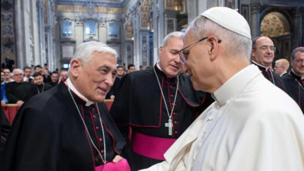 El obispo de Cádiz, Rafael Zormoza, saludando al papa  León XIV el pasado mes junio en la Basílica de San Pedro.