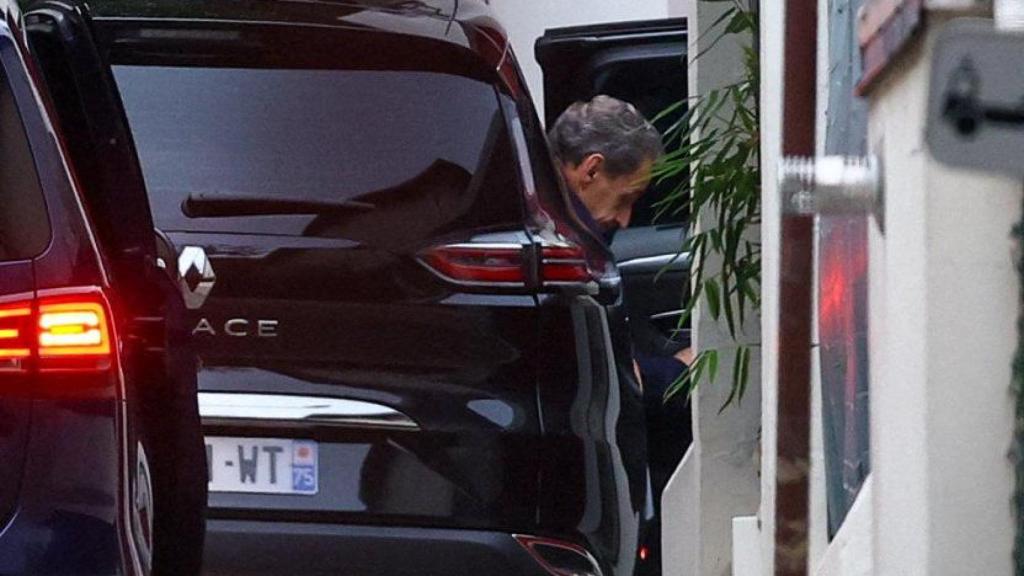 Sarkozy llega a su casa tras ser puesto en libertad anticipadamente por un tribunal de París.