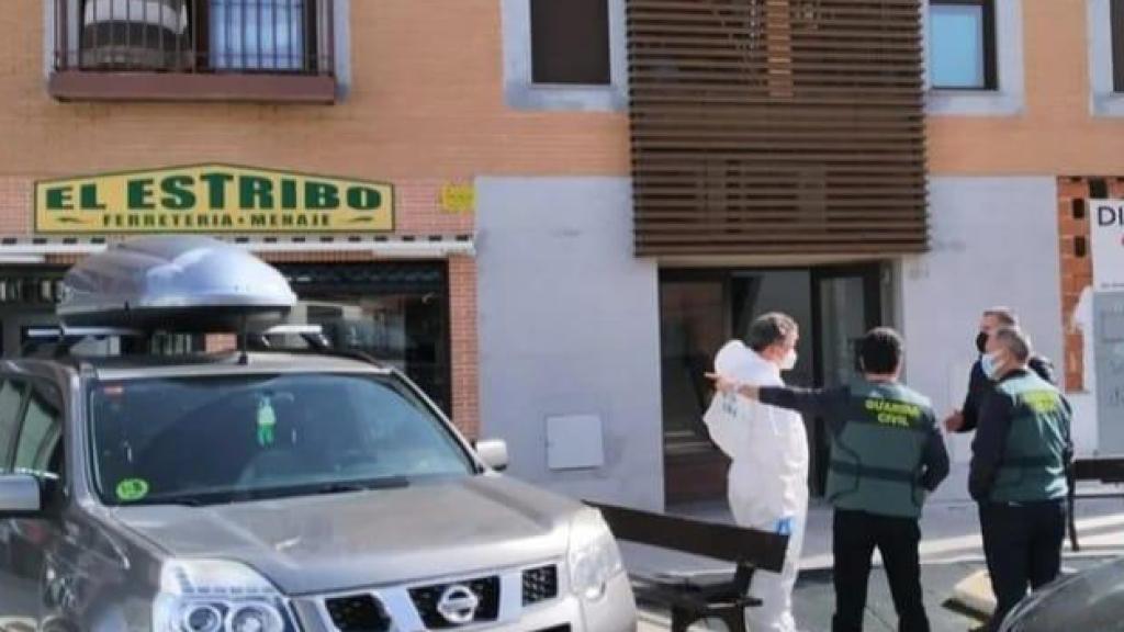 La Guardia Civil a las puertas del bloque de viviendas en el que residía Santiago.