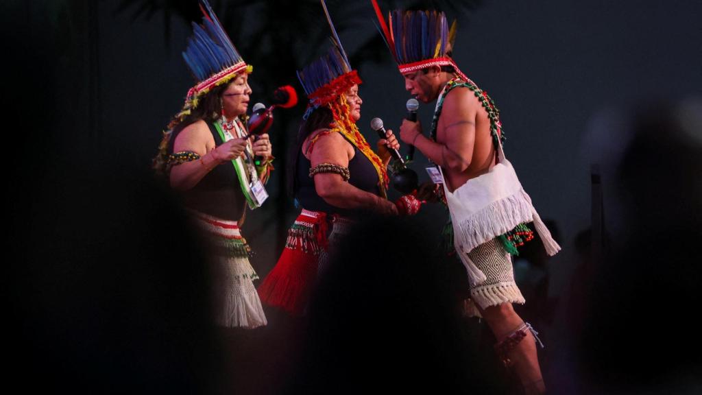 Representantes de comunidades indígenas de Brasil participaron en la inauguración de la COP30.