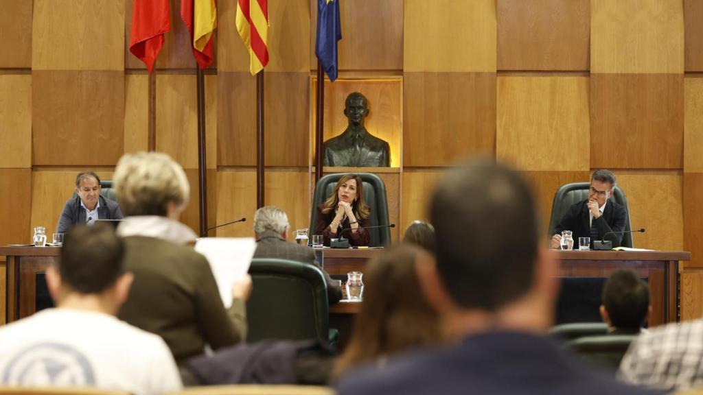 La alcaldesa de Zaragoza, Natalia Chueca, en el pleno extraordinario de este lunes.