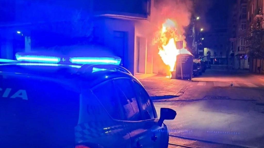 Incendio en los contenedores de la calle Diego Jiménez de Cuenca.