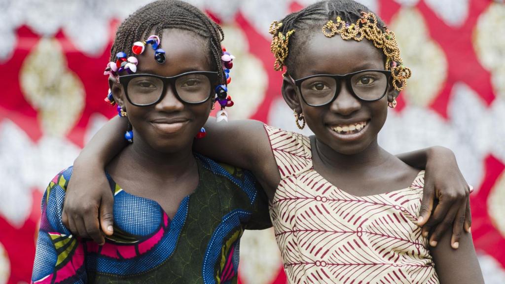 Imagen de archivo de dos niñas con gafas.