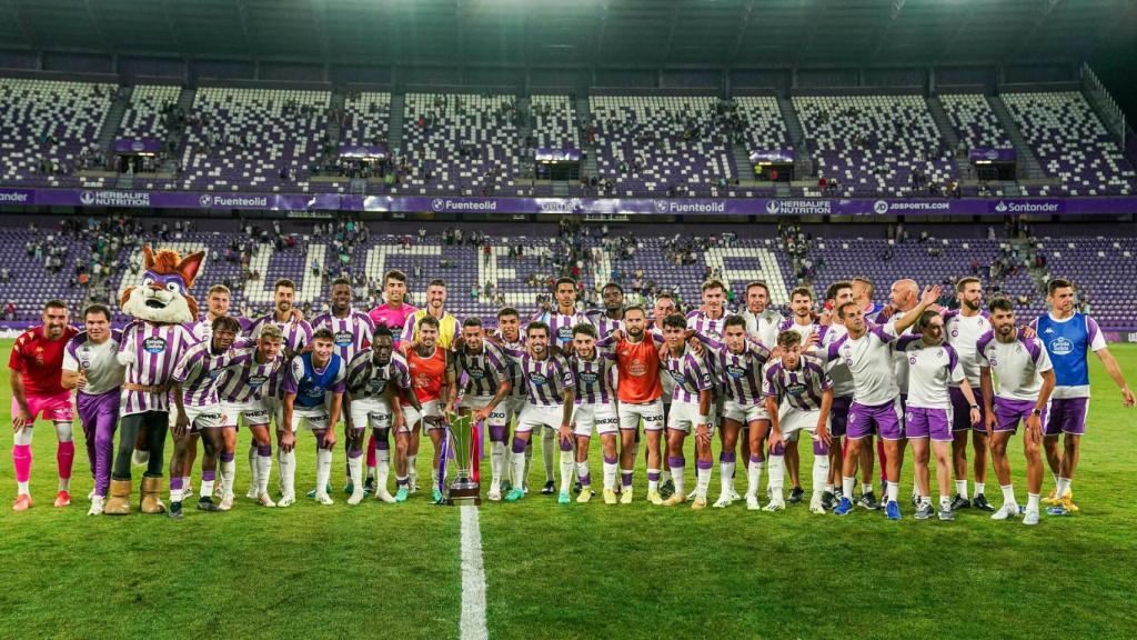 La plantilla del Pucela con el Trofeo Ciudad de Valladolid en agosto de 2023