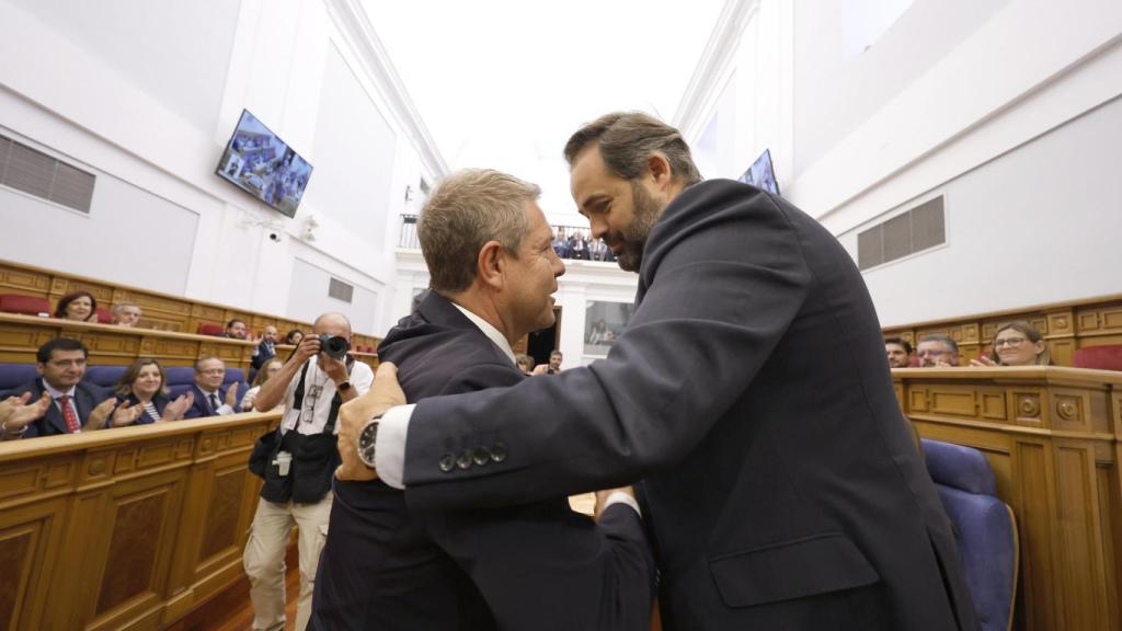 Emiliano García-Page y Paco Núñez, tras la aprobación de la proposición de ley para la reforma del Estatuto en las Cortes regionales.
