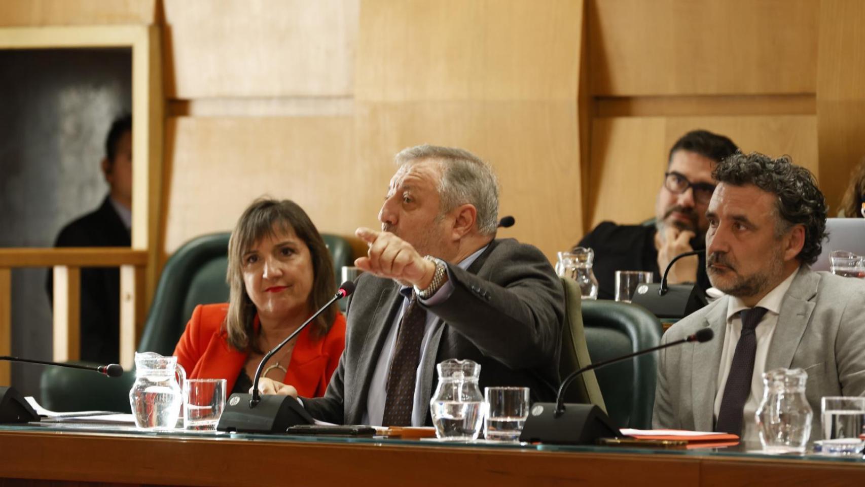 La portavoz socialista, Lola Ranera, junto a el concejal Gómez Gámez, en el pleno de este lunes.