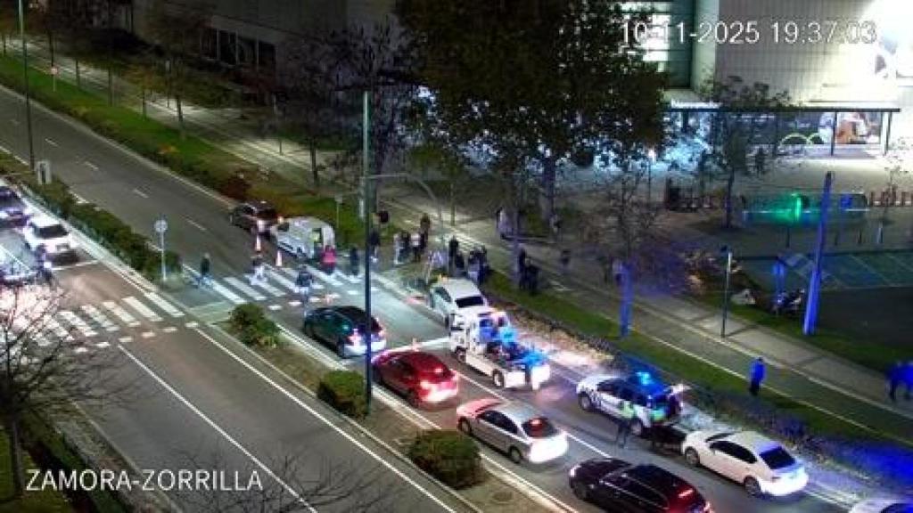 Policía Municipal y efectivos de emergencia trabajan en el lugar del accidente en la Avenida de Zamora