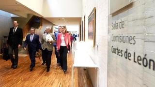 En el centro de la imagen, Luis Miguel González Gago y Miguel García Nieto a su llegada a la Comisión de Presidencia