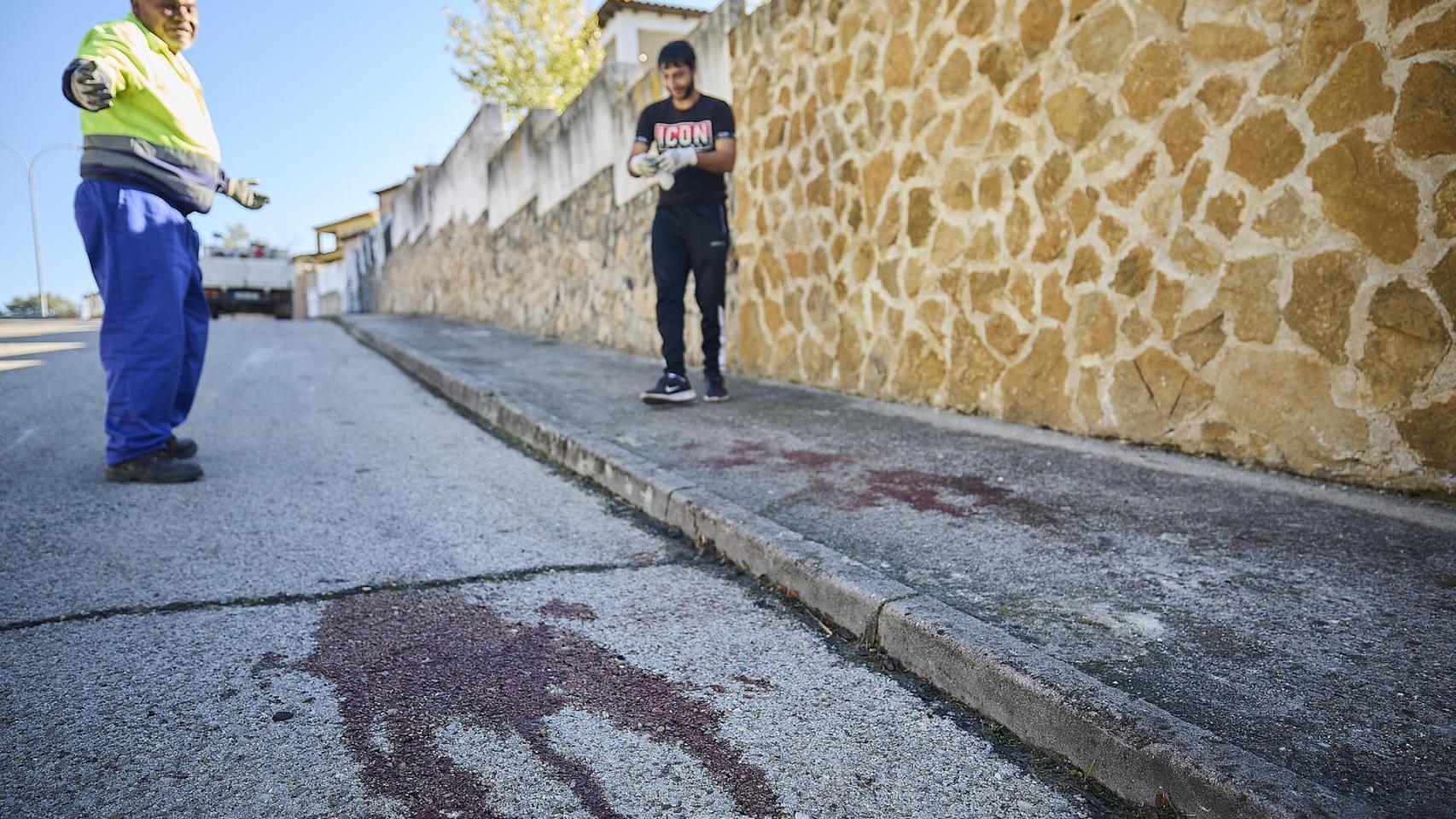 Una mancha de sangre en El Casar de Escalona (Toledo) donde este lunes se ha producido tiroteo entre la Policía y una banda de narcotraficantes.