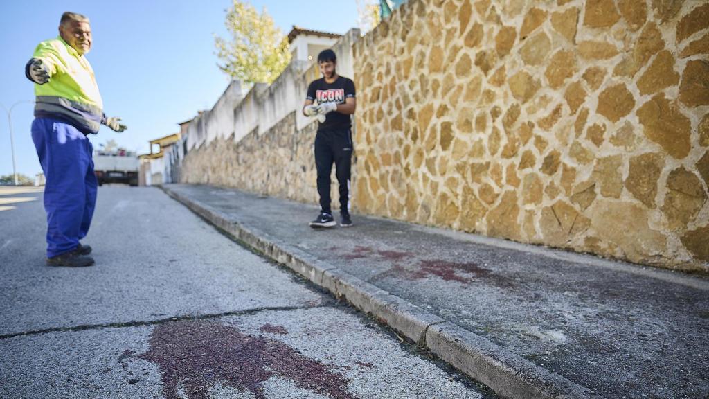 Una mancha de sangre en El Casar de Escalona (Toledo) donde este lunes se ha producido tiroteo entre la Policía y una banda de narcotraficantes.