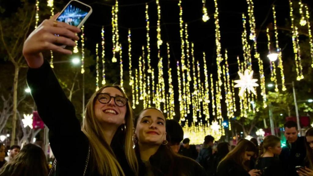 Dos jóvenes en el paseo de Gracia (Barcelona) posando junto al decorado que se recreará en Zaragoza.