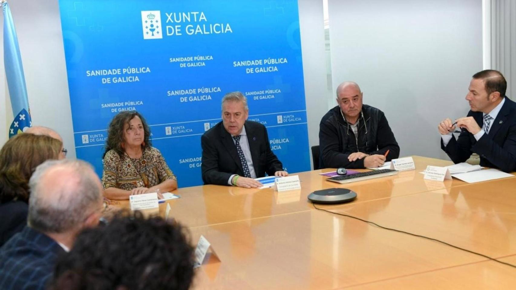 El conselleiro de Sanidade de la Xunta, Antonio Gómez Caamaño, durante encuentro de trabajo con los representantes de las juntas provinciales de la Asociación Española Contra el Cáncer en Galicia.