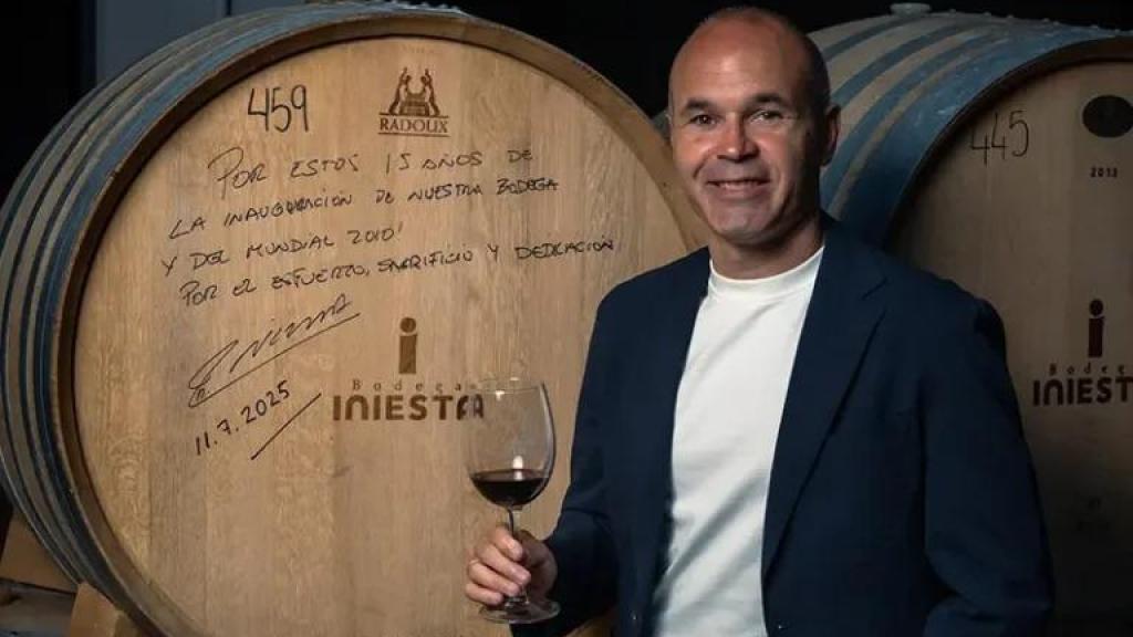 Andrés Iniesta en su bodega