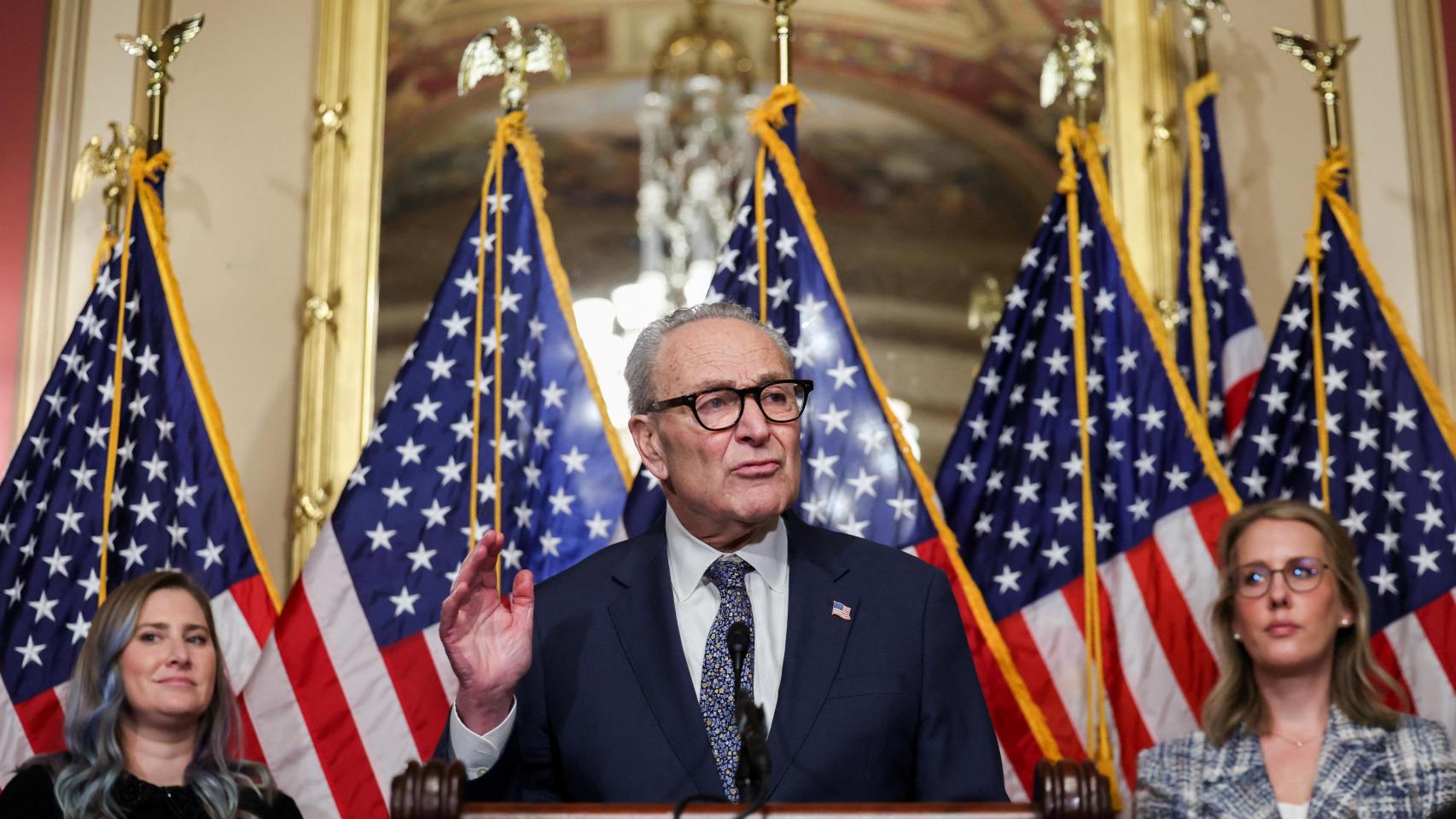 El líder de la minoría del Senado estadounidense, Chuck Schumer (demócrata por Nueva York), habla durante una conferencia el 29 de octubre de 2025.