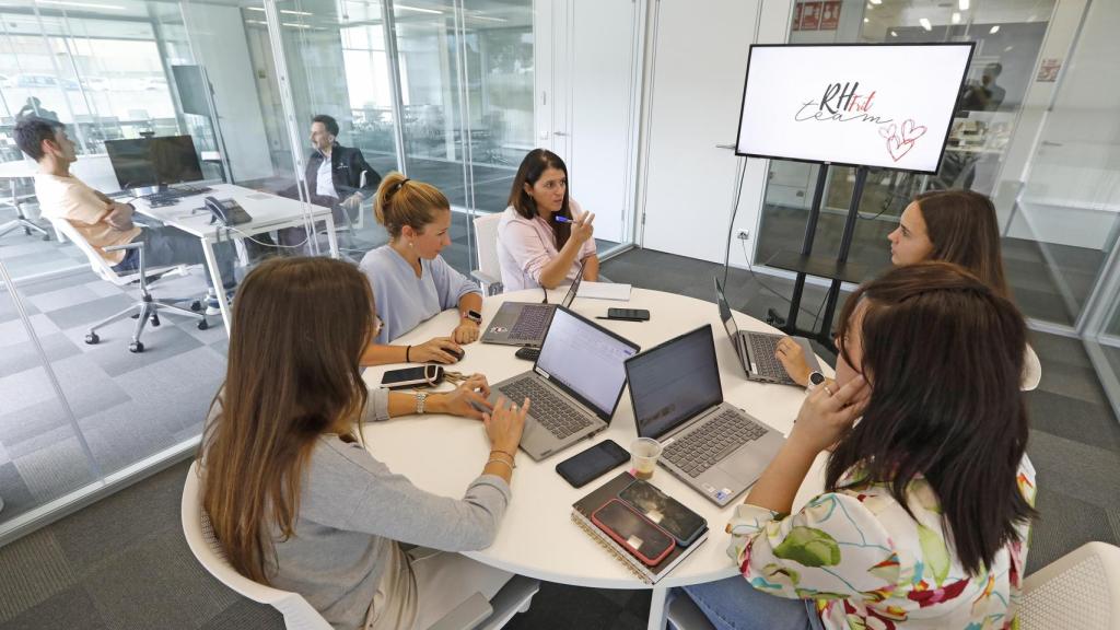 Uno de los equipos de trabajo de Frit Ravich.