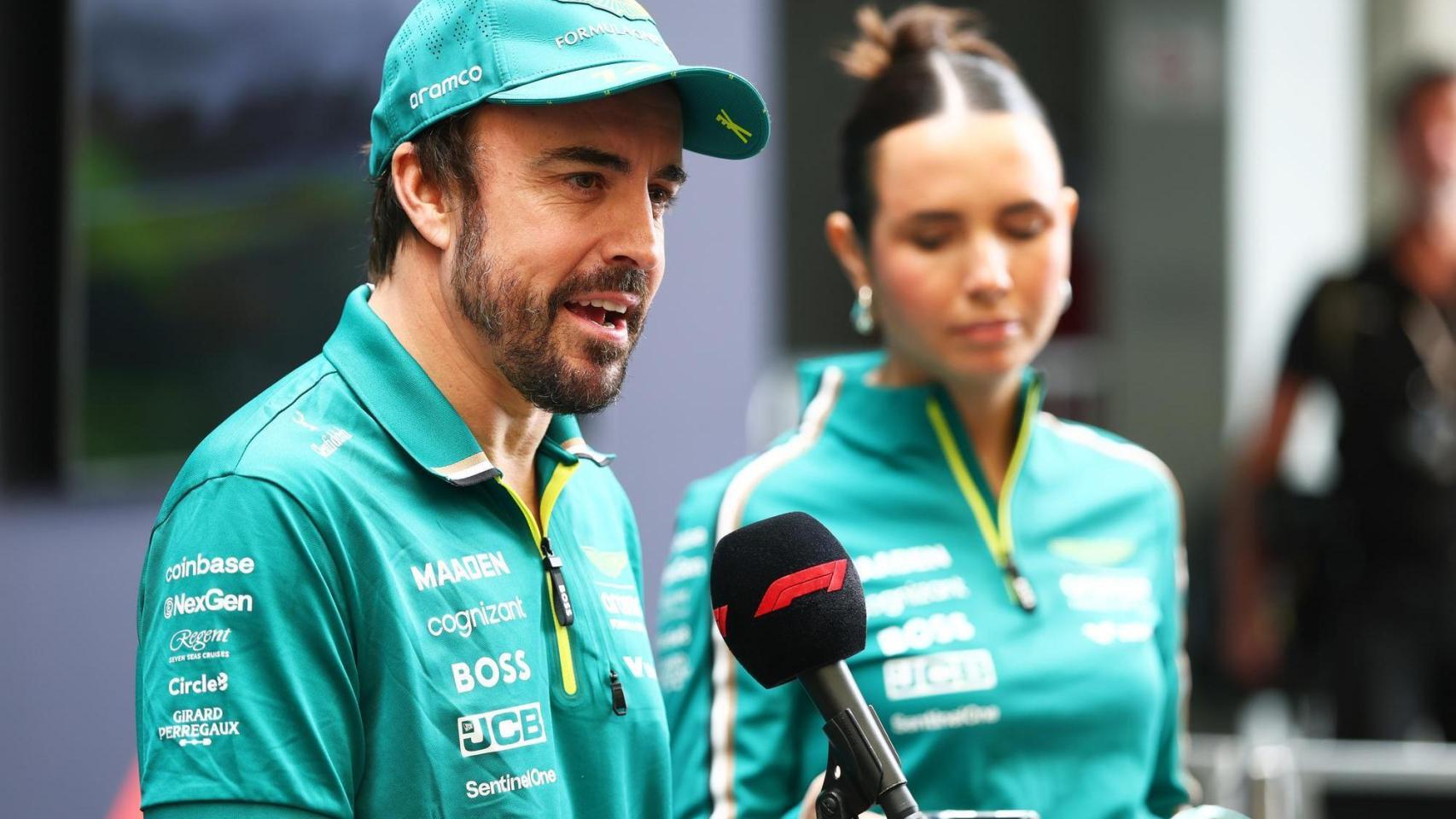 Fernando Alonso atiende a la prensa en Interlagos