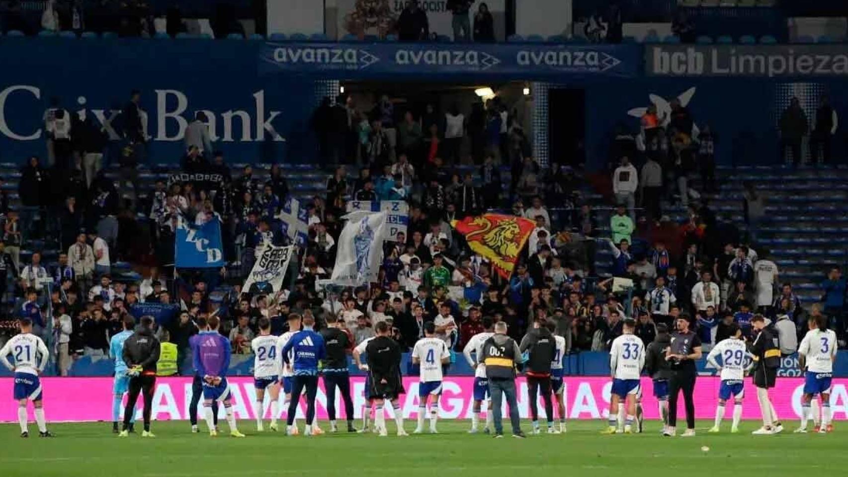 Los jugadores del Real Zaragoza piden perdón a la afición tras perder un partido.