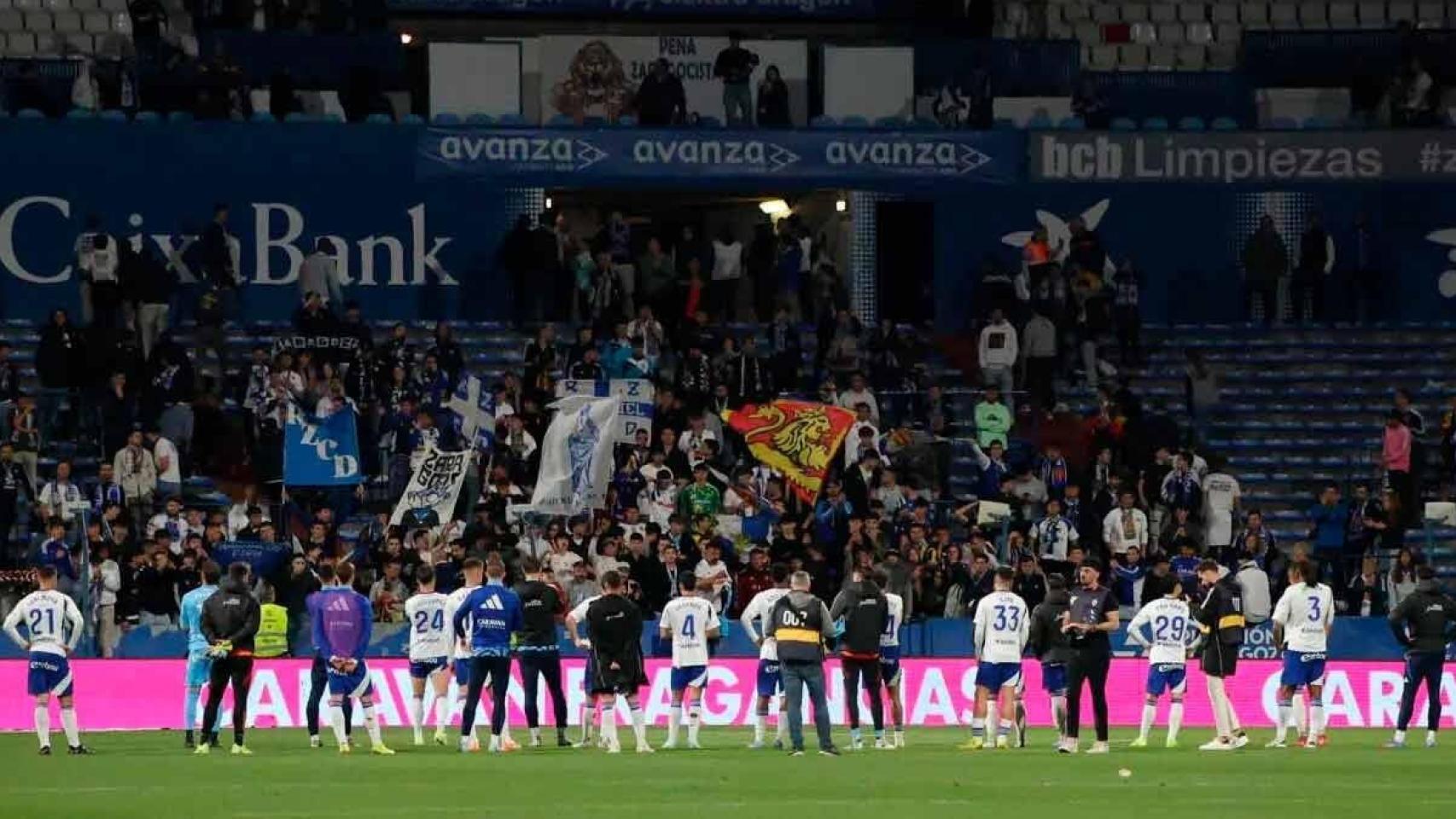 Los jugadores del Real Zaragoza piden perdón a la afición tras perder un partido.