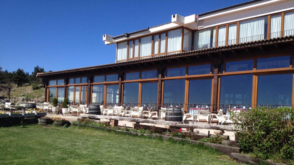 Terraza exterior del asador Alto del León.