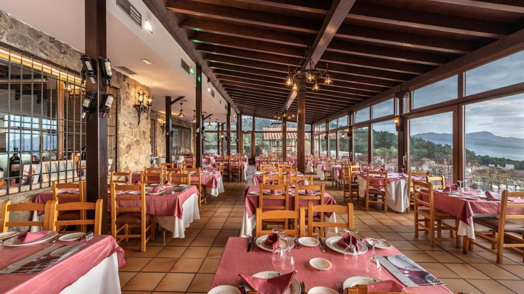 Terraza interior con vistas a la Sierra de Guadarrama desde el Alto del León.