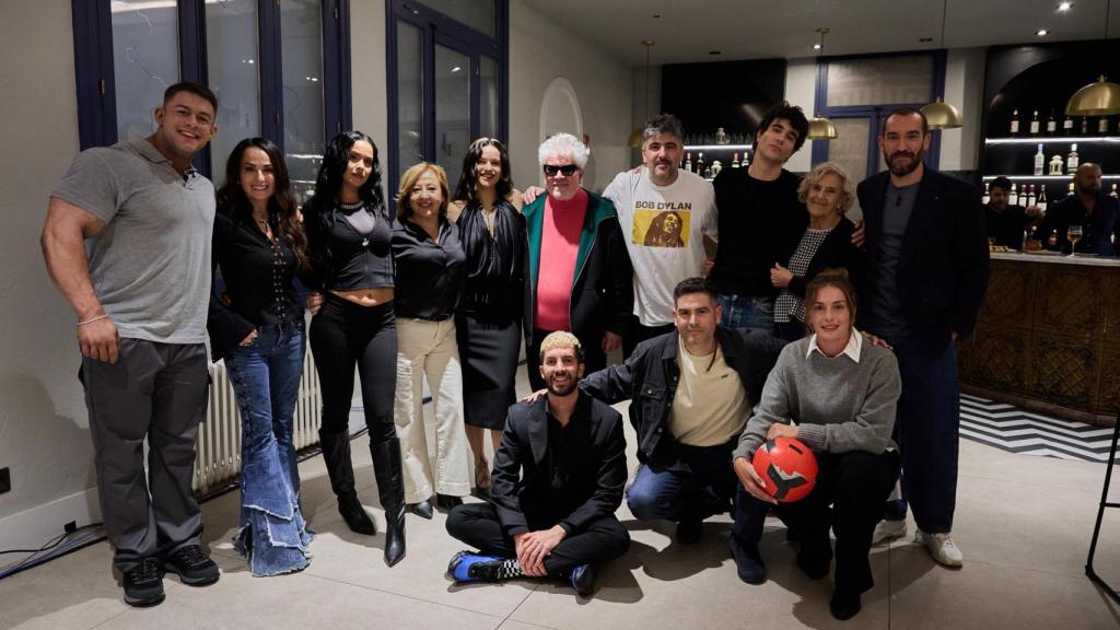 Rosalía junto a los vecinos más divertidos de 'La Revuelta'.