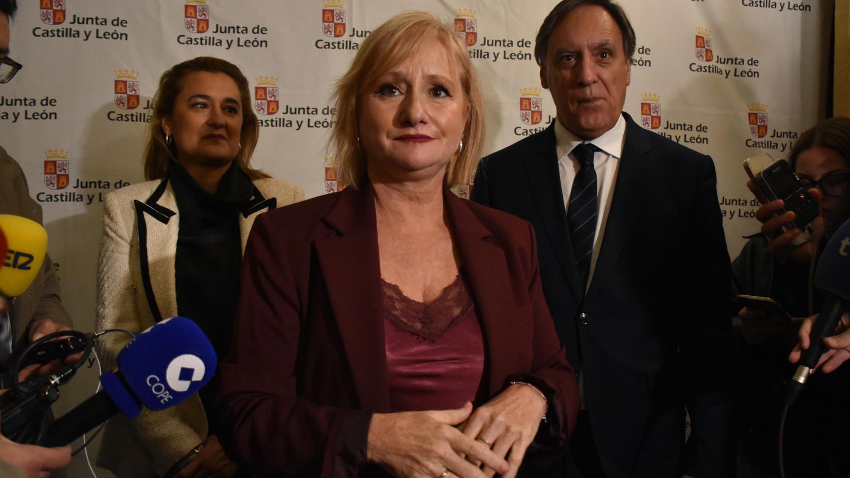 La consejera de Industria, Comercio y Empleo, Leticia García y el alcalde de Salamanca, Carlos García Carbayo en los Premios de la Comunidad de Castilla y León al Cooperativismo y la Economía Social