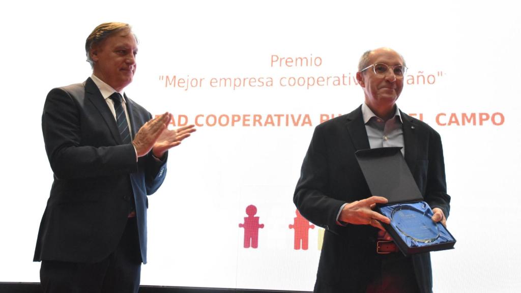 El alcalde de Salamanca, Carlos García Carbayo, entrega el galardón al presidente de la Cooperativa Puerta del Campo, José Ángel Martín en los Premios de la Comunidad de Castilla y León al Cooperativismo y la Economía Social