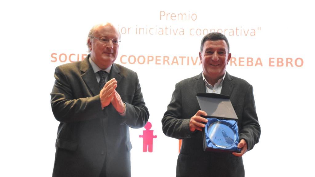 El presidente del CES, Enrique Cabero, entrega el galardón al presidente de Bureba Duero, Miguel Ángel Moriana en los Premios de la Comunidad de Castilla y León al Cooperativismo y la Economía Social