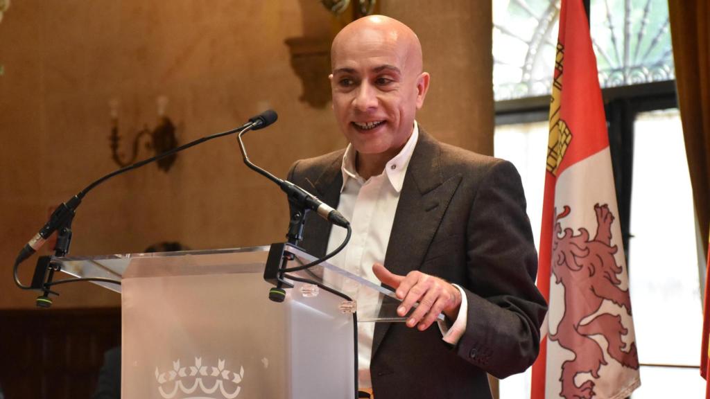 La directora General de Economía Social y Autónomos, Emma Fernández, entrega el galardón a Rubén Molina de AEMTA, en representación de Ingemolid recoge el galardón en los Premios de la Comunidad de Castilla y León al Cooperativismo y la Economía Social