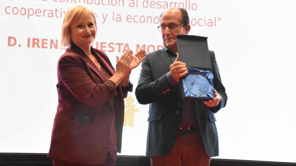 La consejera de Industria, Comercio y Empleo, Leticia García, entrega el galardón a Ireneo Cuesta en los Premios de la Comunidad de Castilla y León al Cooperativismo y la Economía Social