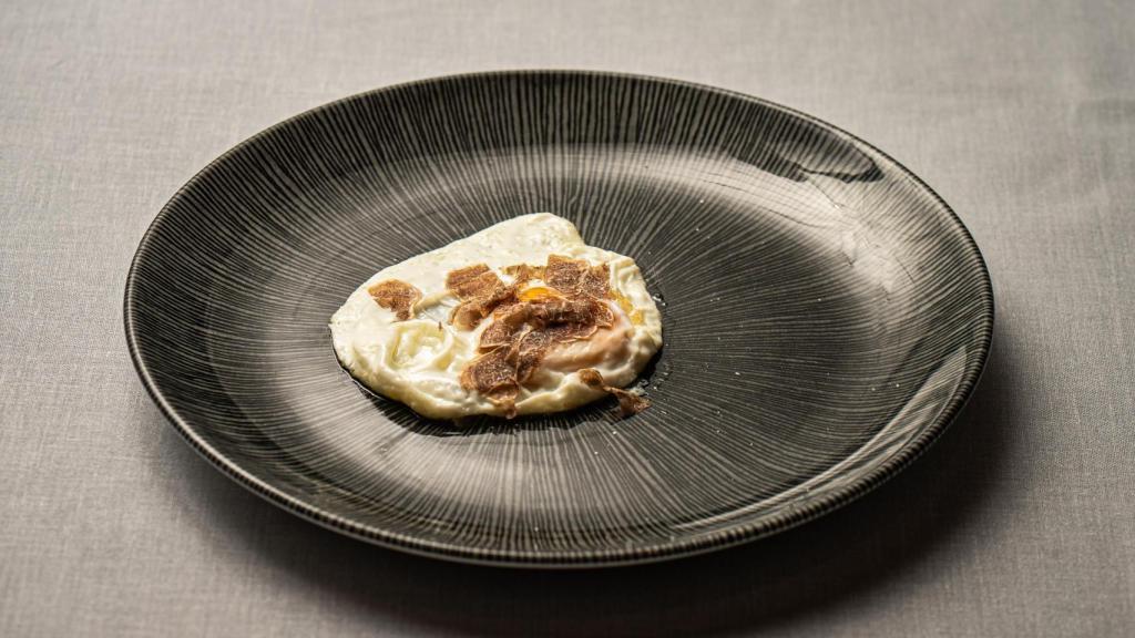 Huevo frito y trufa blanca.