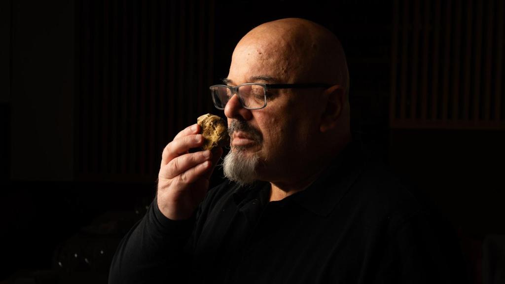 El chef  Ignazio Deias oliendo trufa blanca.