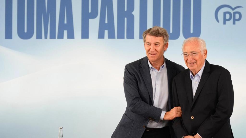 Alberto Núñez Feijóo, presidente del PP, junto a Juan José Imbroda, presidente de Melilla, este lunes en la Ciudad Autónoma.