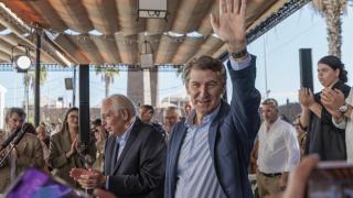 El presidente del PP, Alberto Núñez Feijóo, junto al presidente de Melilla, Juan José Imbroda Ortiz, durante un acto político en Melilla.