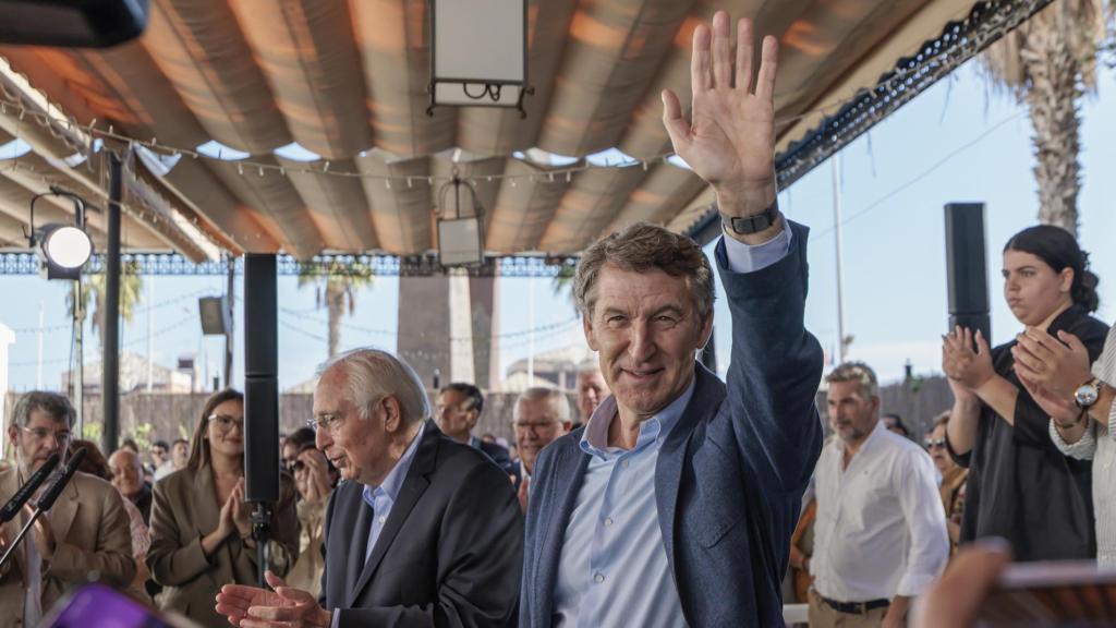 El presidente del PP, Alberto Núñez Feijóo, junto al presidente de Melilla, Juan José Imbroda Ortiz, durante un acto político en Melilla.