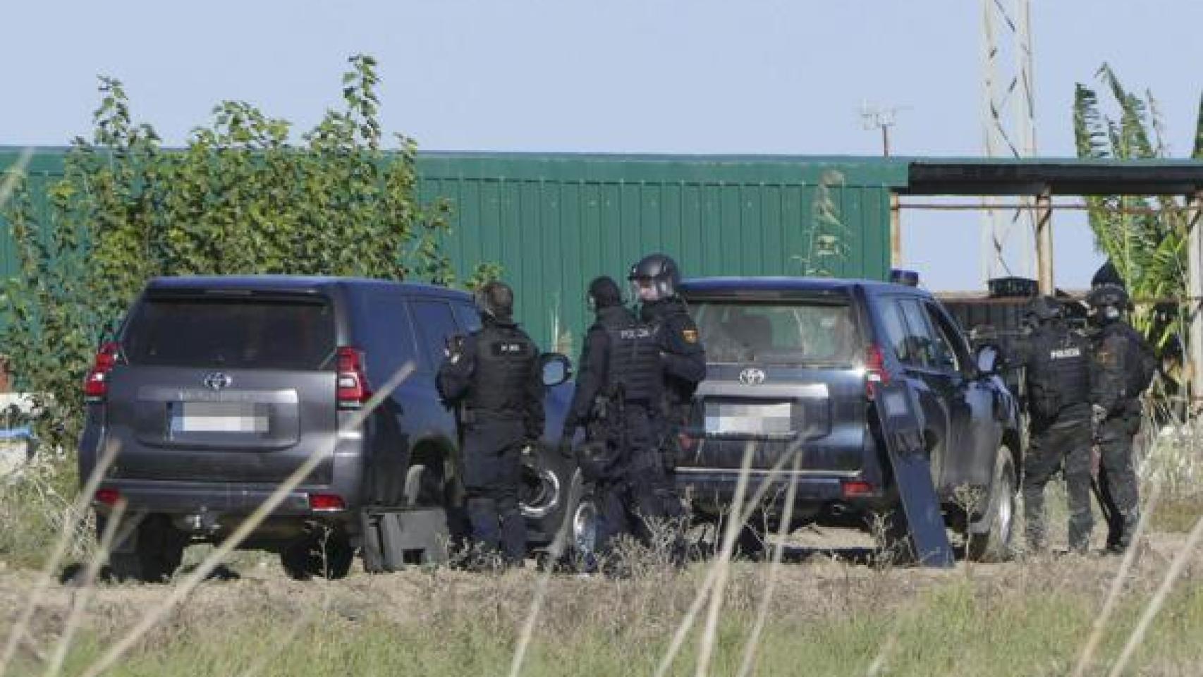 Agentes de policía desplegados frente a una nave en Isla Mayor el pasado sábado.