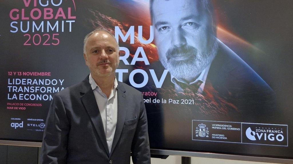David Regades, delegado de Zona Franca, con el cartel promocional del Summit 2025.