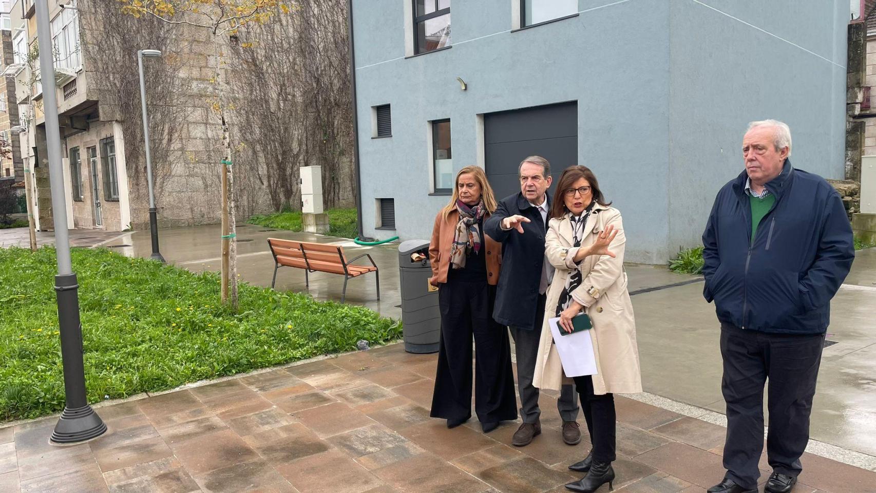 El alcalde de Vigo, Abel Caballero, y la teniente de Alcalde, Carmela Silva, visitan la nueva plaza de Bouzas.