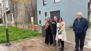 El alcalde de Vigo, Abel Caballero, y la teniente de Alcalde, Carmela Silva, visitan la nueva plaza de Bouzas.