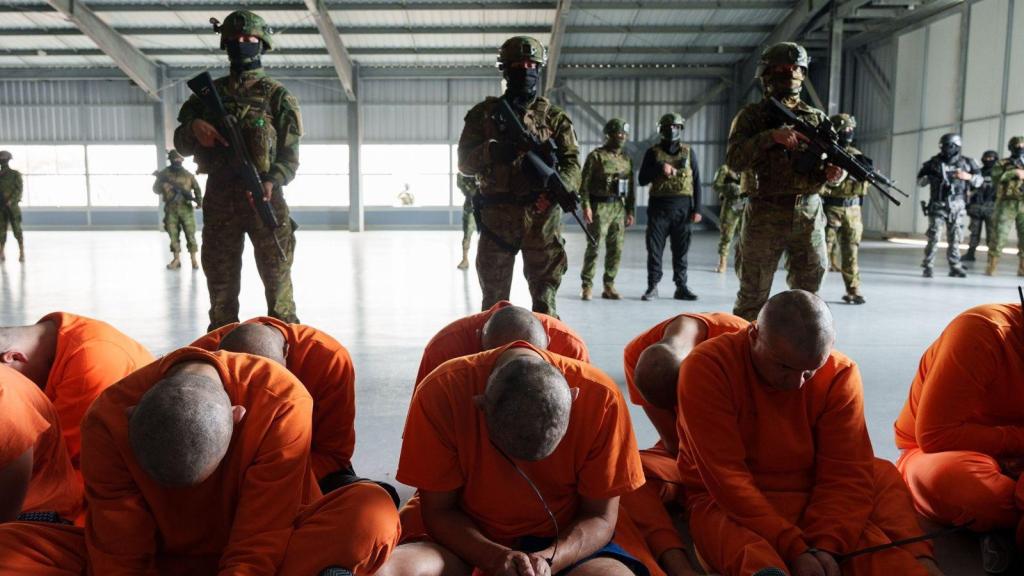 Los primeros presos de la llamada Cárcel del Encuentro de Ecuador, en una imagen compartida en X por Daniel Noboa.