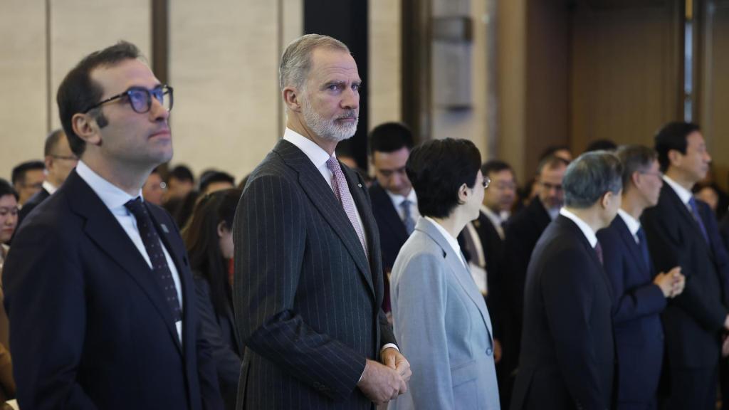 El rey Felipe VI (c) junto al ministro de Economía, Carlos Cuerpo (i) durante el Foro Empresarial España-China en Chengdú.