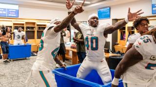 Jugadores de los Miami Dolphins en el vestuario