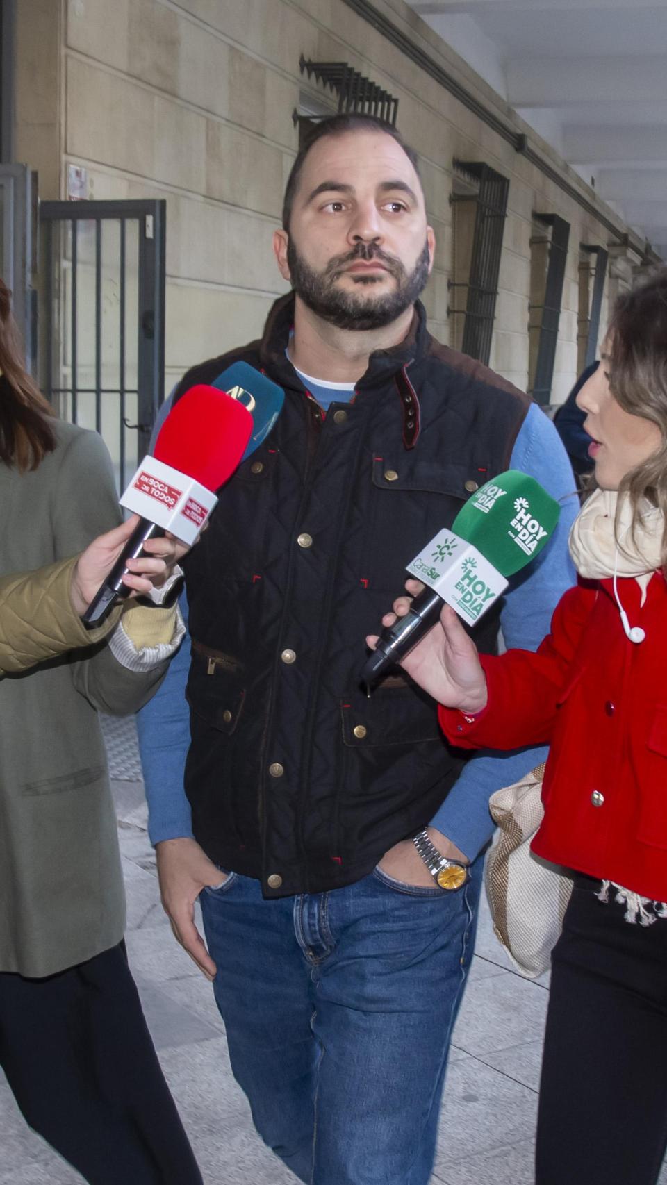 Roof, muy serio, saliendo del juzgado.