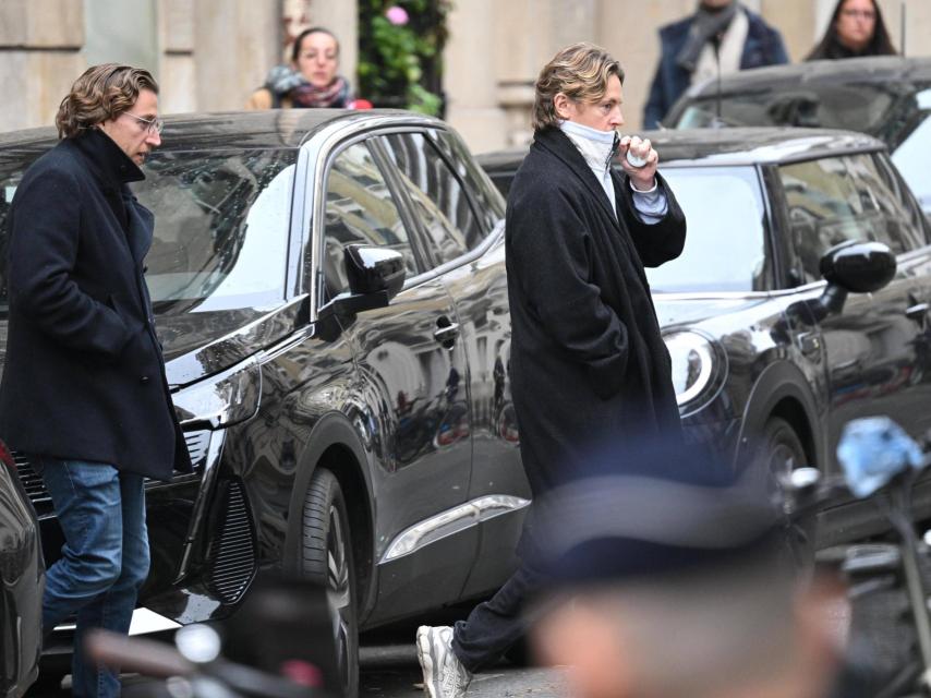 Pierre y Jean, hijos de Nicolas Sarkozy, llegan a casa de sus padres tras su liberación.