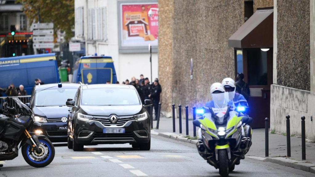 Nicolas Sarkozy, escoltado por un fuerte dispositivo de seguridad.