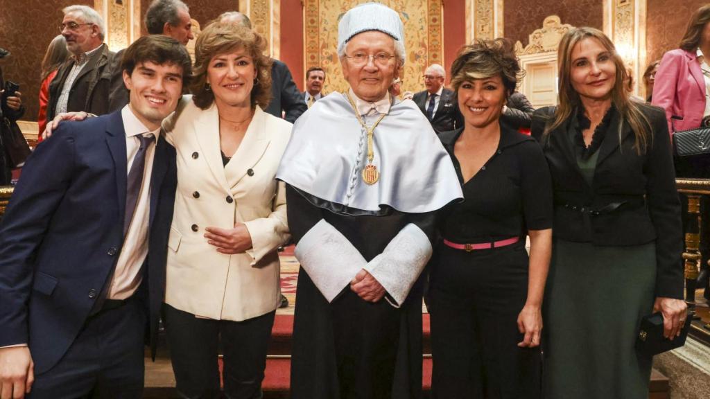 Fernando Ónega, con su mujer, Ángela Rodrigo, y sus tres hijos, Fernando hijo, Cristina y Sonsoles, en Madrid el pasado mes de marzo.