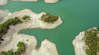 La vista aérea del dron del embalse del Guadalhorce en las montañas de Andalucía.