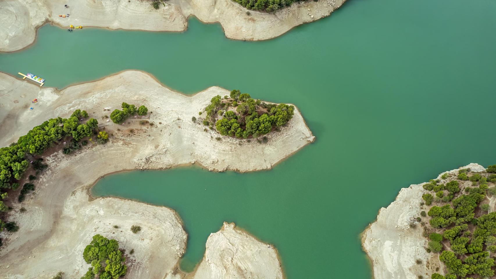 La vista aérea del dron del embalse del Guadalhorce en las montañas de Andalucía.